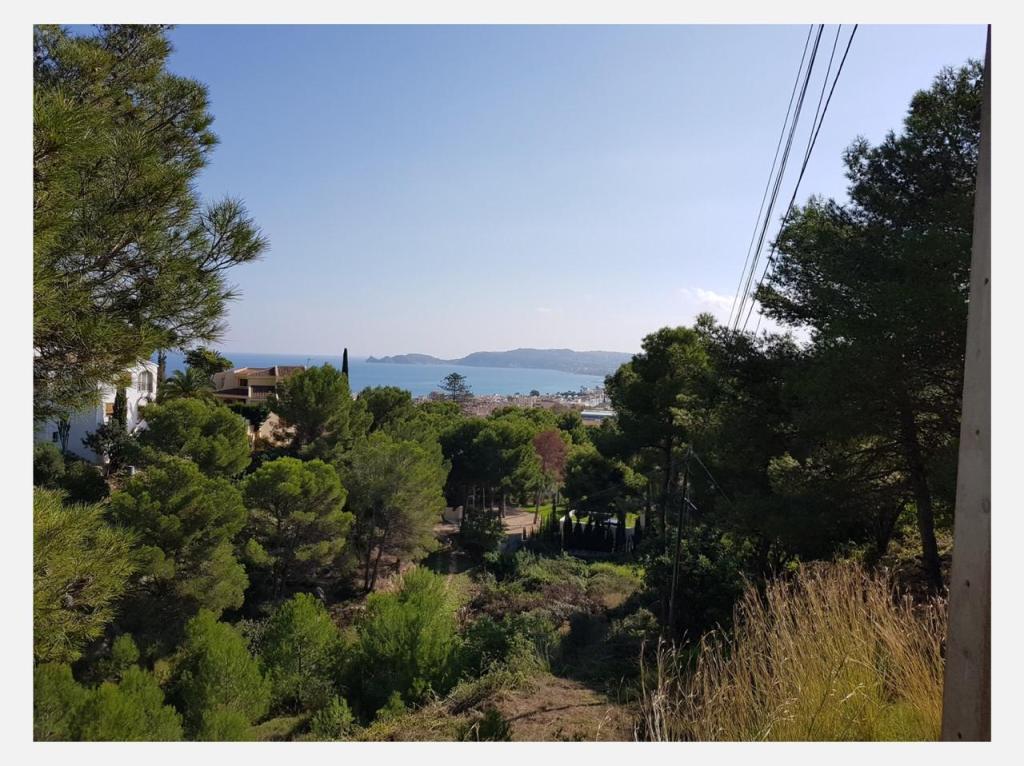Se vende terreno con vistas al mar en PUERTO javea
