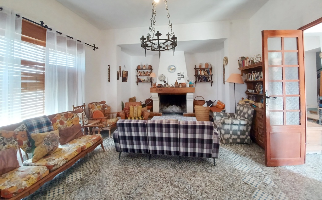 Se vende amplia finca rustica en Jijona