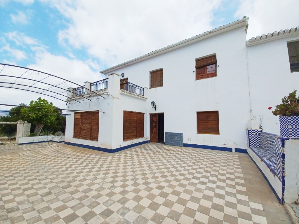 Se vende amplia finca rustica en Jijona