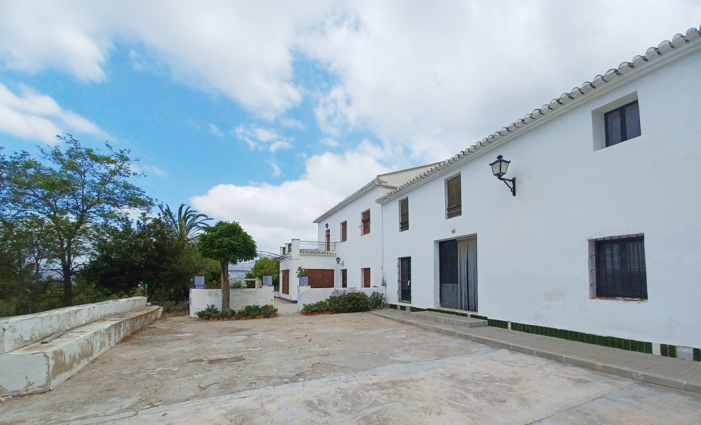 Se vende amplia finca rustica en Jijona