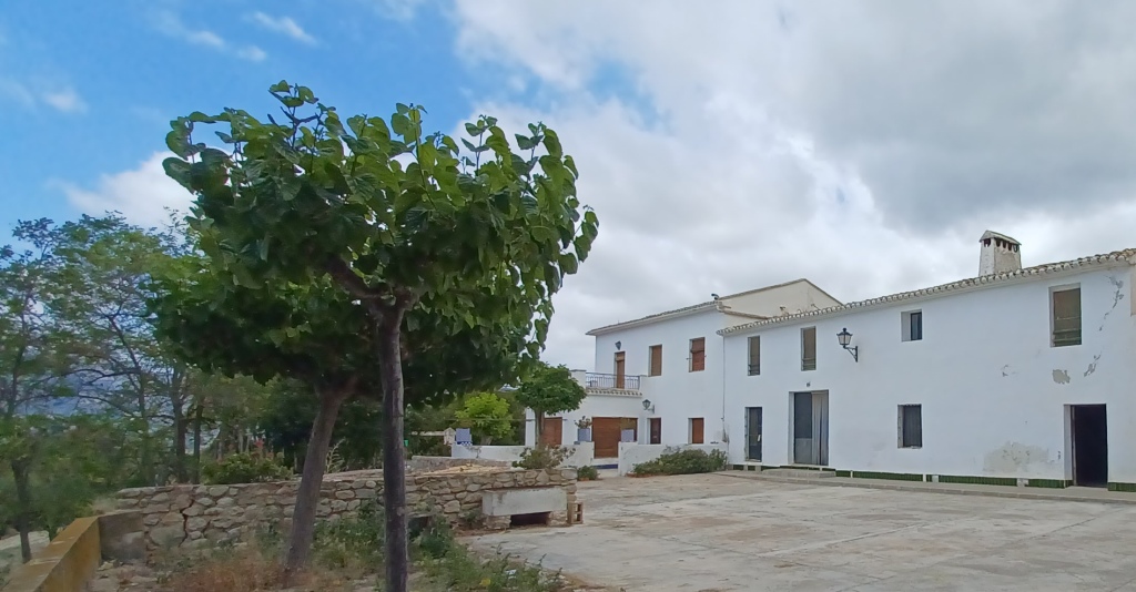 Se vende amplia finca rustica en Jijona