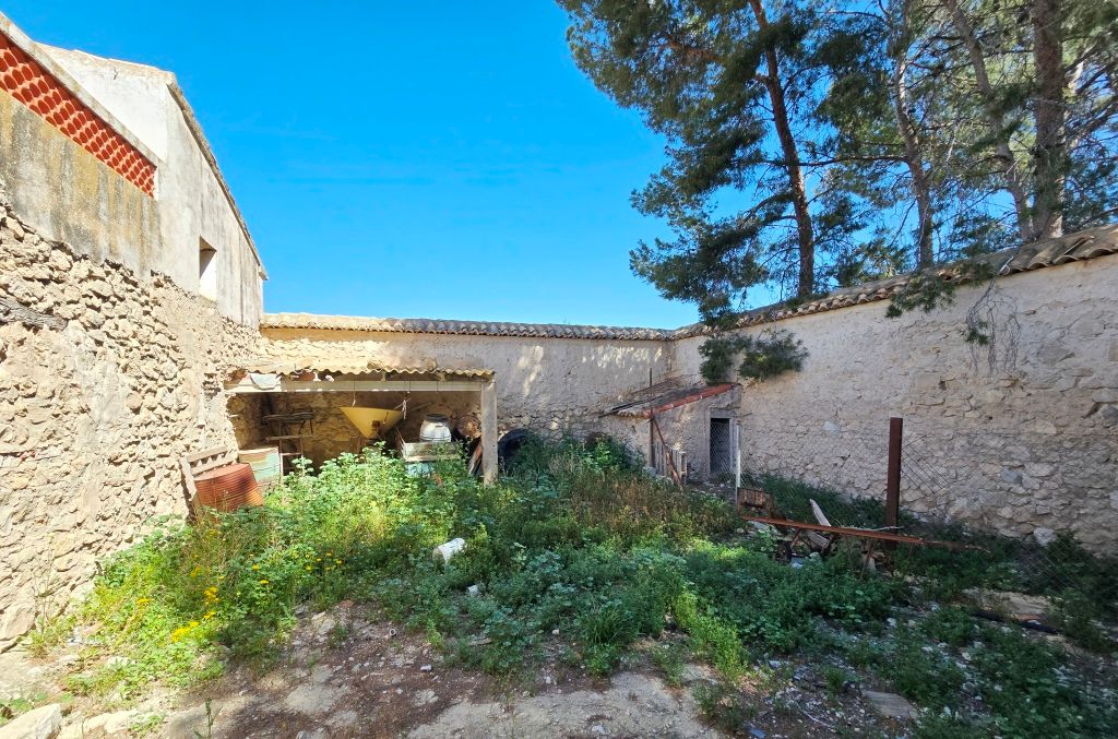 Se vende amplia finca rustica en Jijona