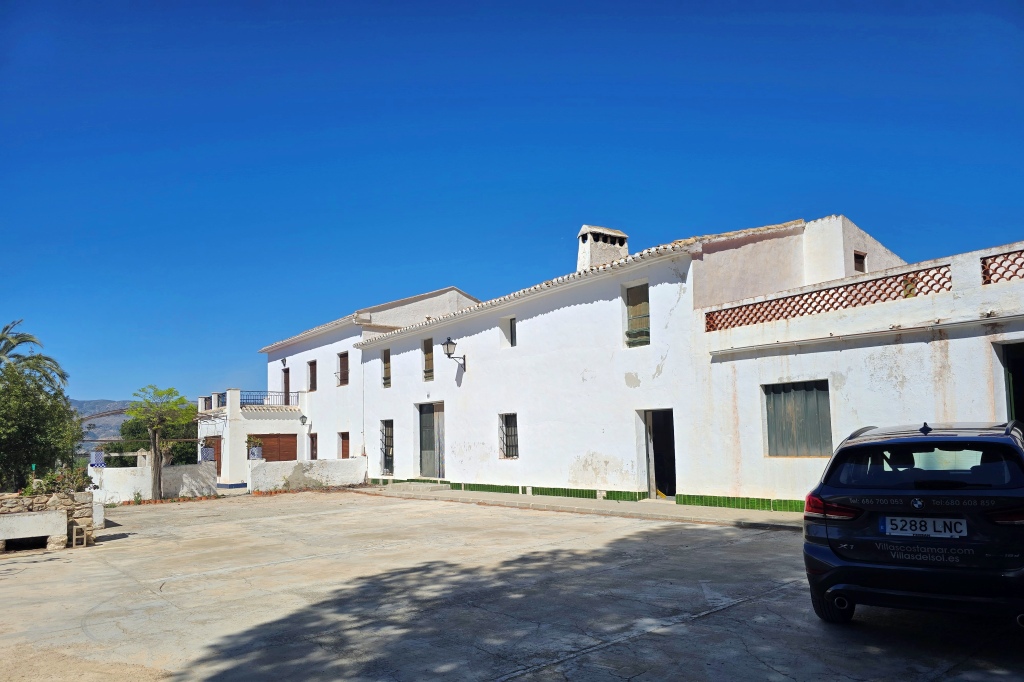 Se vende amplia finca rustica en Jijona