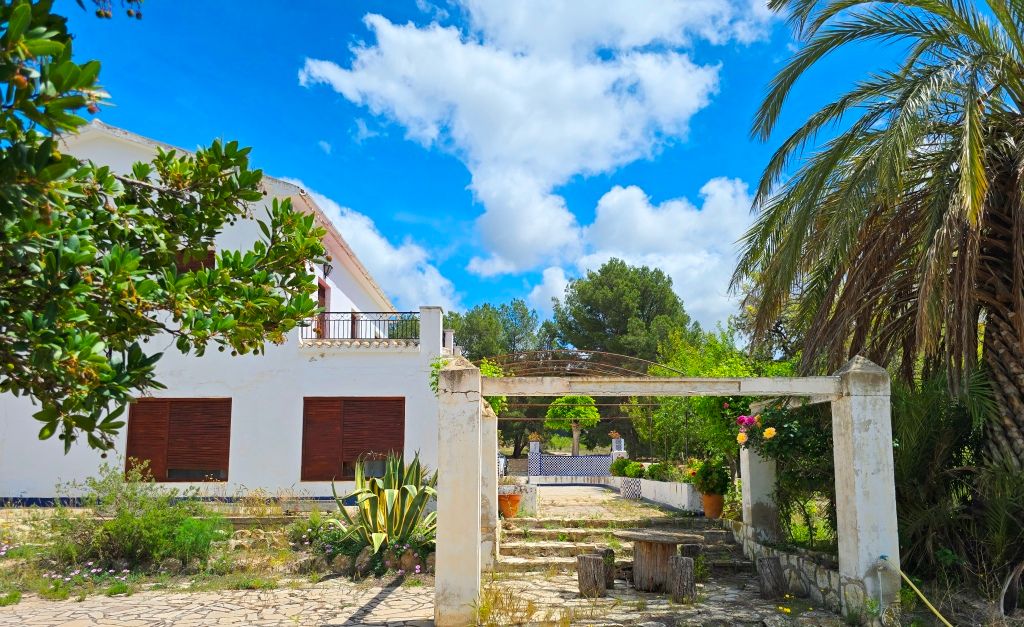 Se vende amplia finca rustica en Jijona