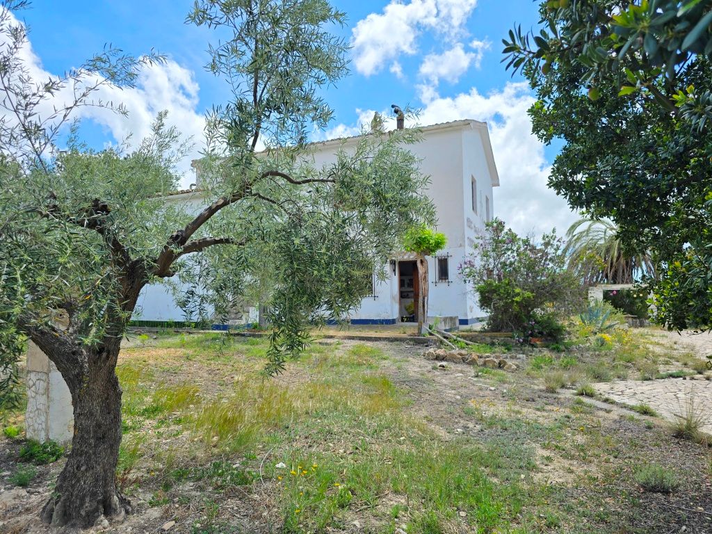 Se vende amplia finca rustica en Jijona