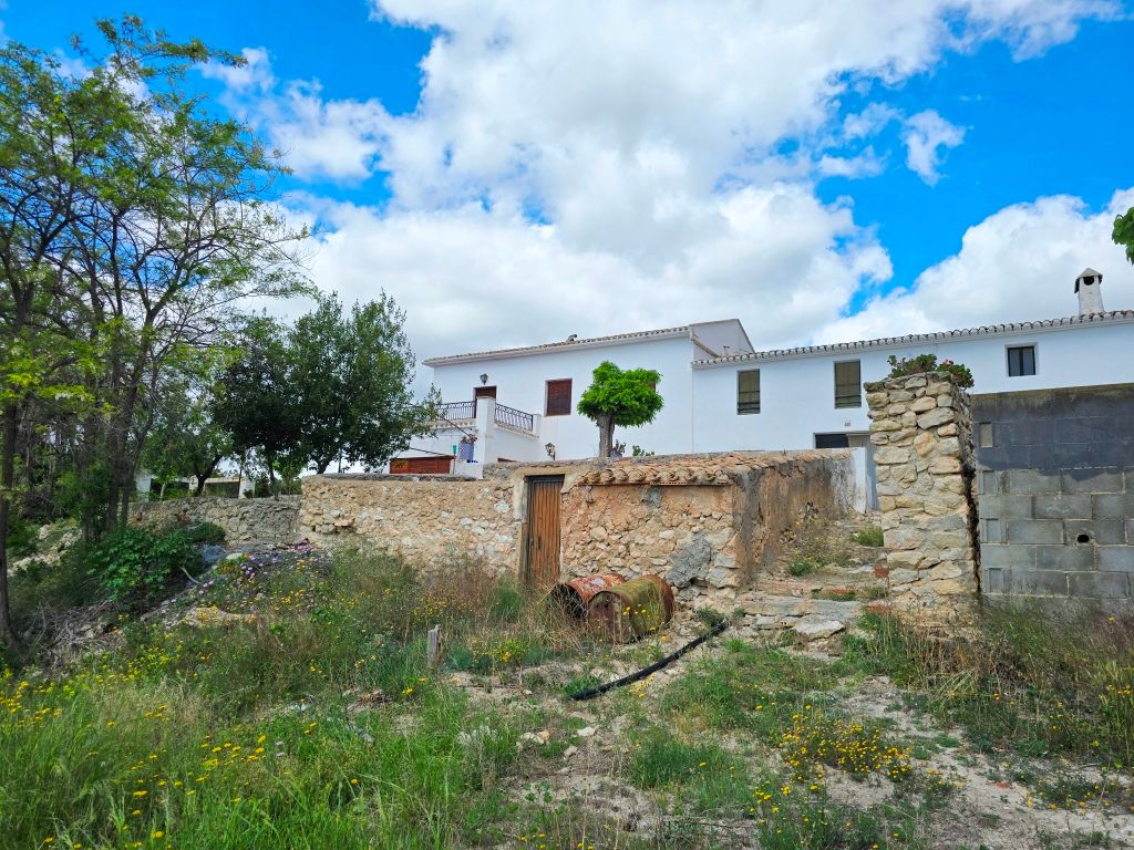 Se vende amplia finca rustica en Jijona