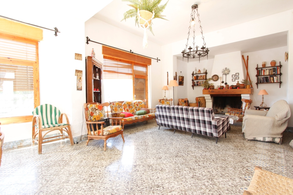 Se vende amplia finca rustica en Jijona