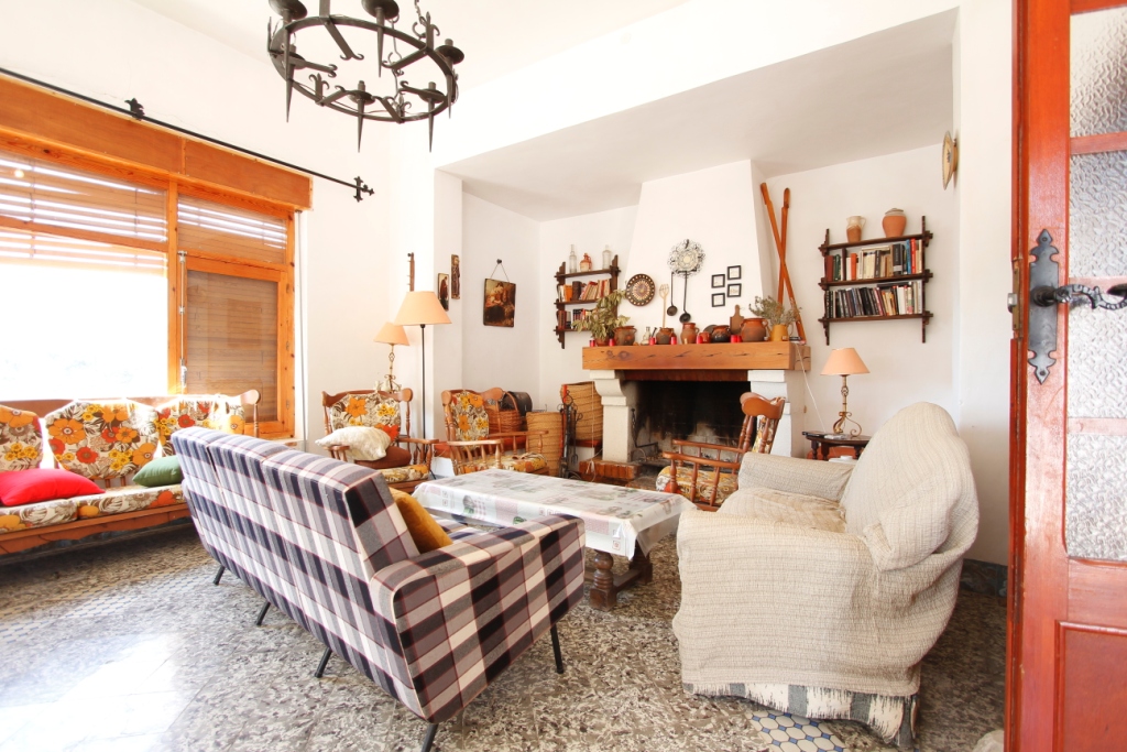 Se vende amplia finca rustica en Jijona