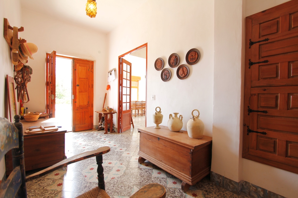 Se vende amplia finca rustica en Jijona