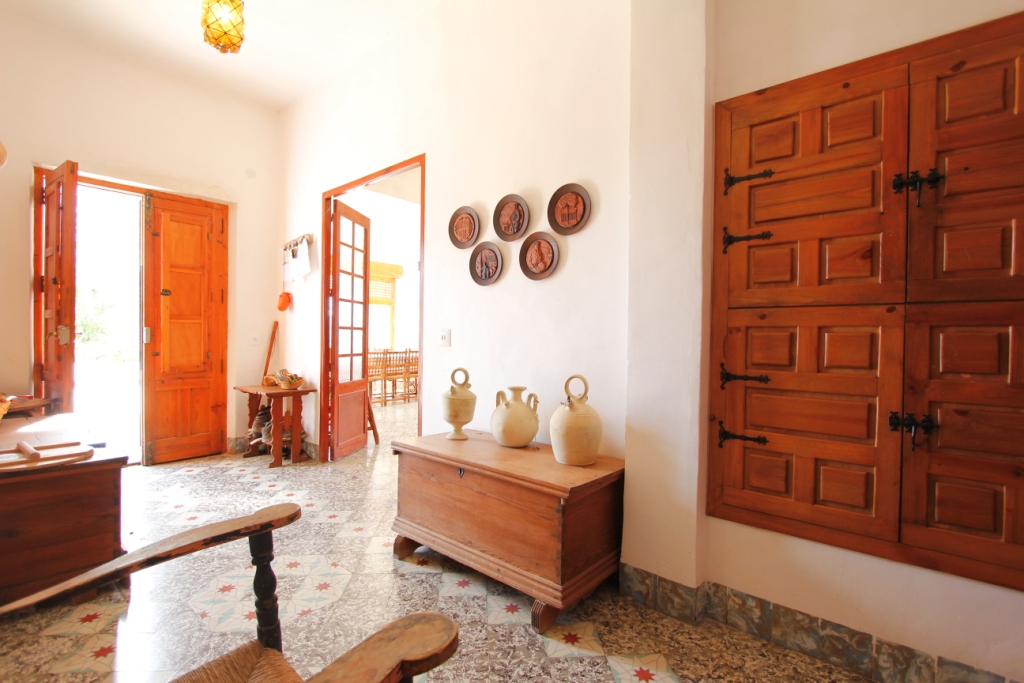 Se vende amplia finca rustica en Jijona