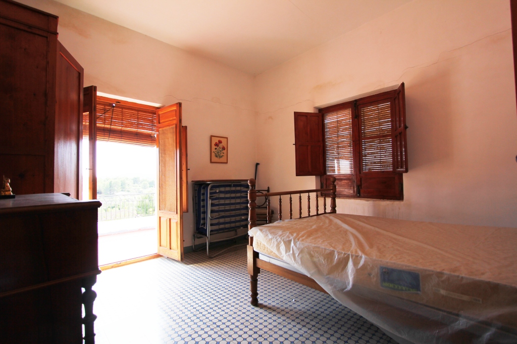 Se vende amplia finca rustica en Jijona