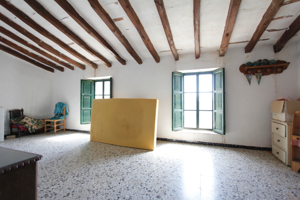 Se vende amplia finca rustica en Jijona