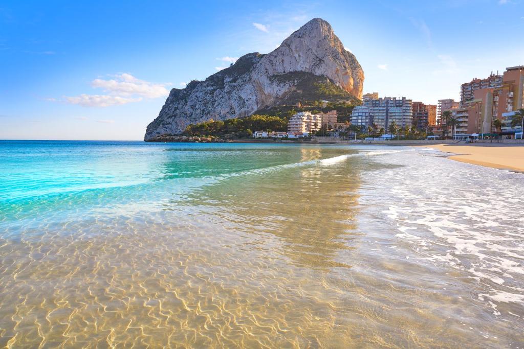 Se vende muy amplia villa con vistas al mar