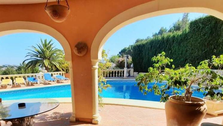 Se vende muy amplia villa con vistas al mar