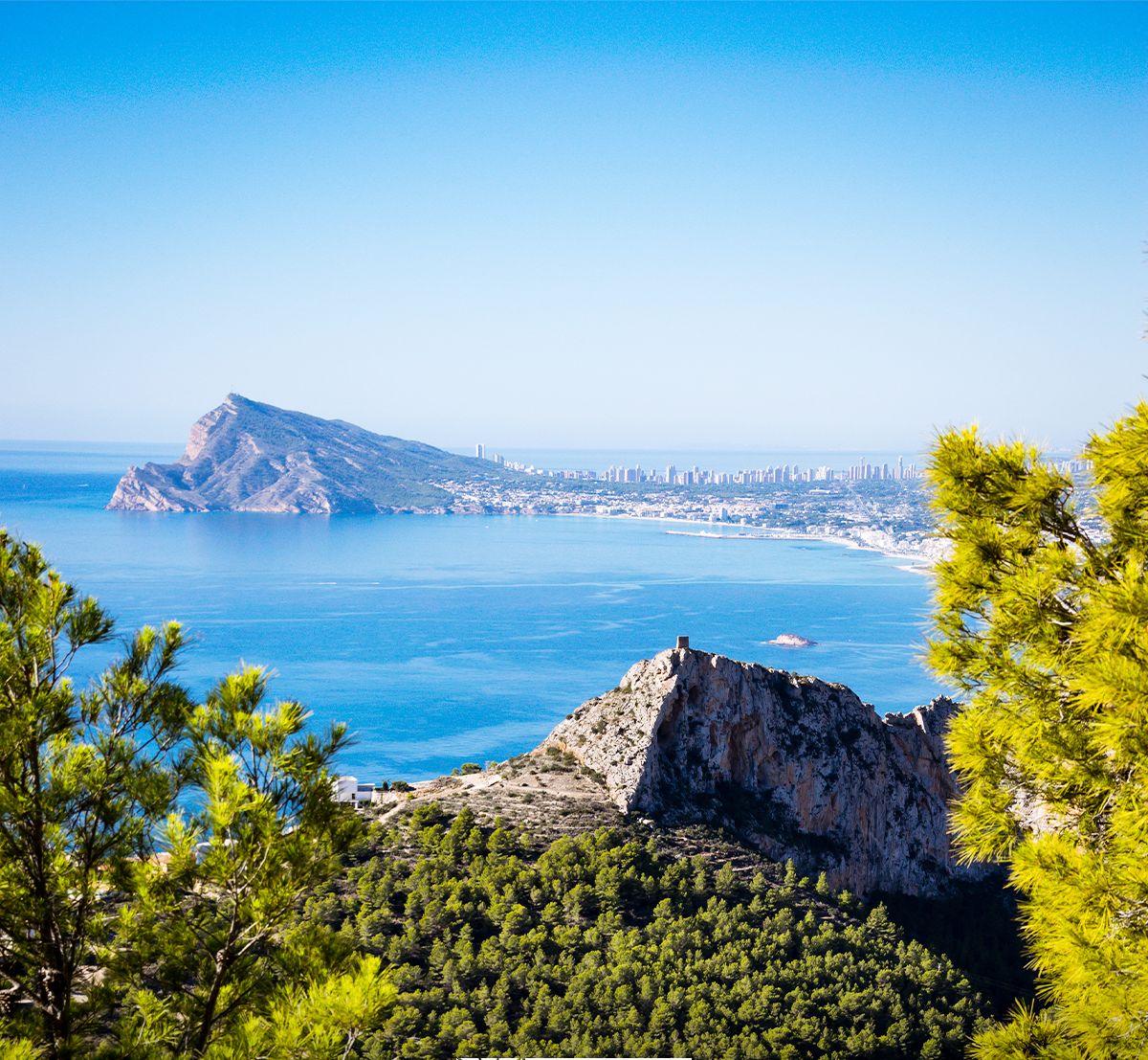 Se vende muy amplia villa con vistas al mar