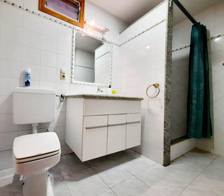 Se vende muy amplia villa con vistas al mar