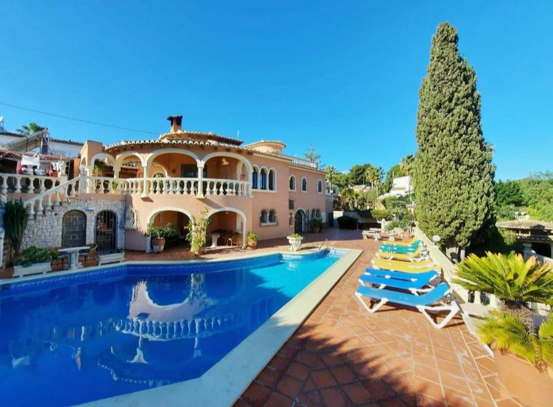 Se vende muy amplia villa con vistas al mar