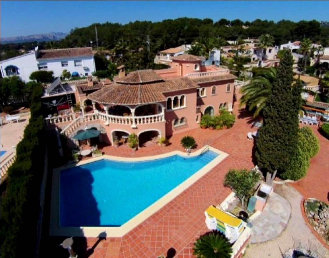 Se vende muy amplia villa con vistas al mar