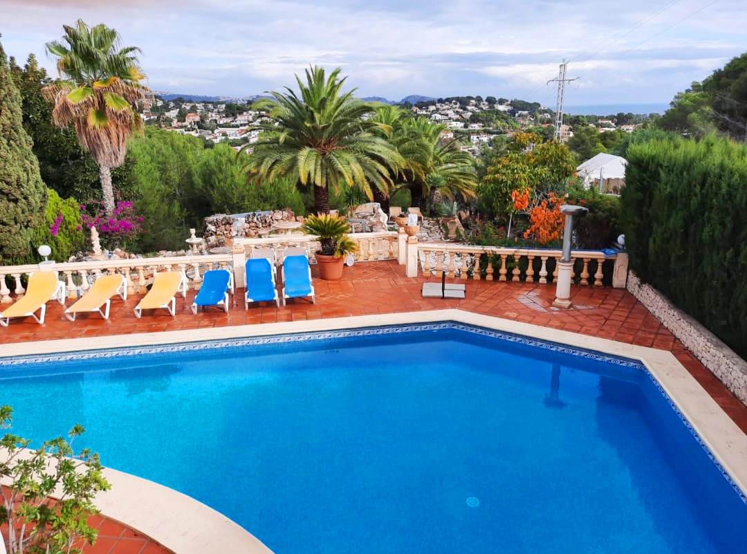 Se vende muy amplia villa con vistas al mar