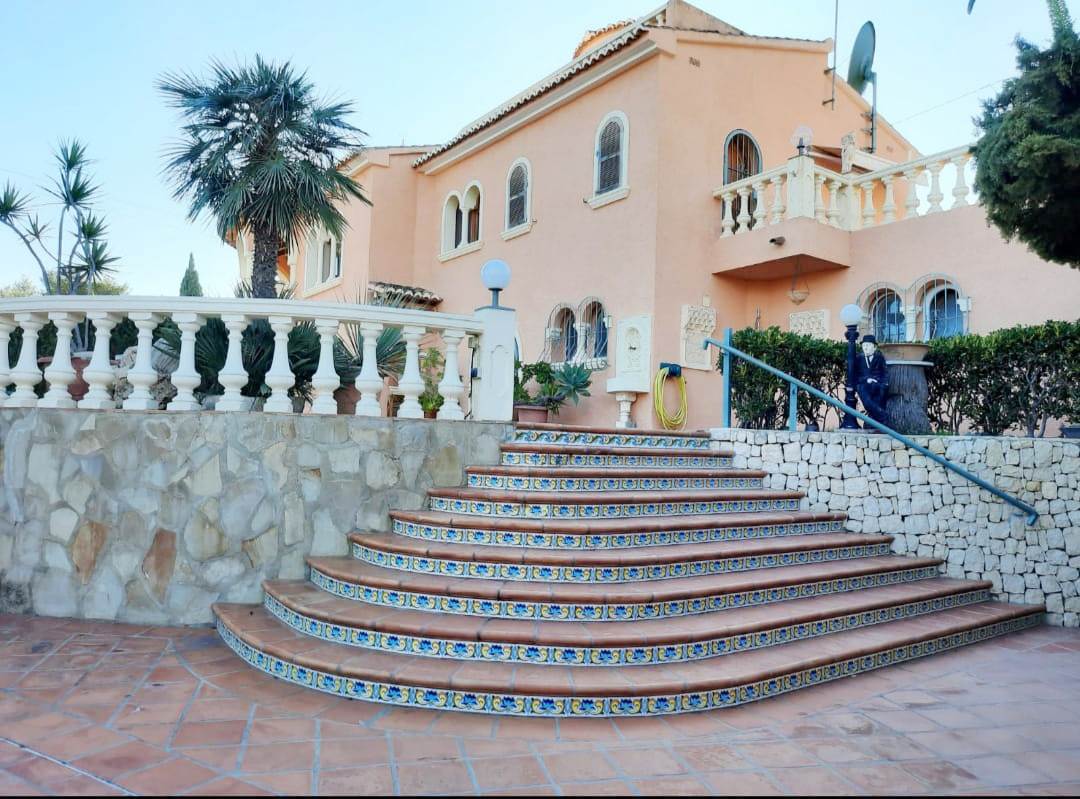 Se vende muy amplia villa con vistas al mar