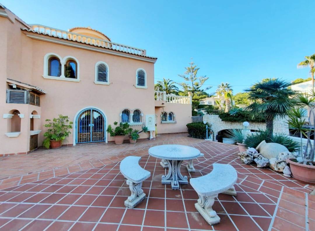 Se vende muy amplia villa con vistas al mar