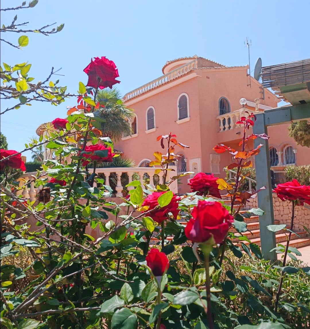 Se vende muy amplia villa con vistas al mar