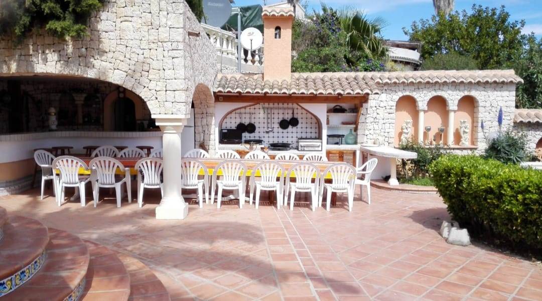 Se vende muy amplia villa con vistas al mar