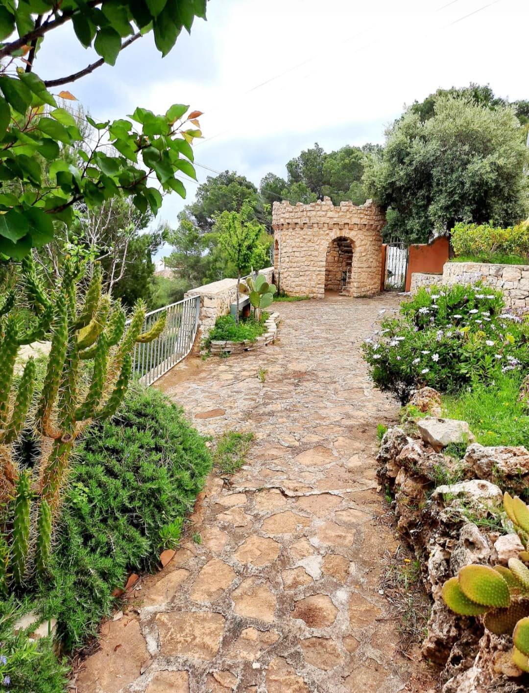 Se vende muy amplia villa con vistas al mar
