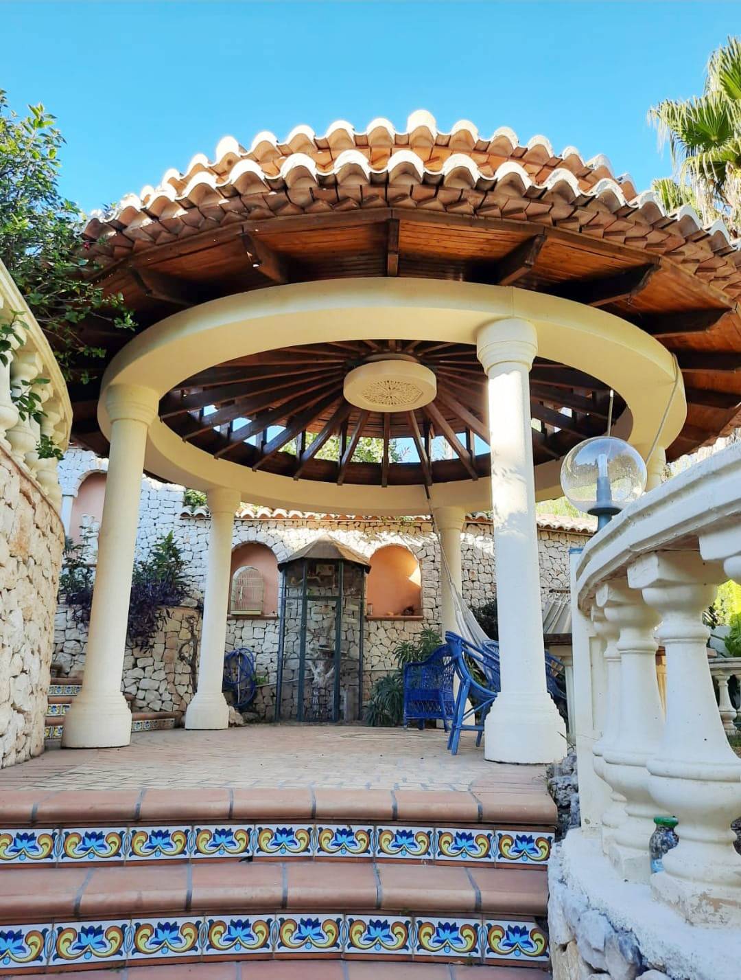 Se vende muy amplia villa con vistas al mar