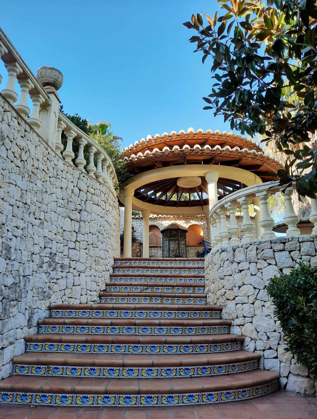 Se vende muy amplia villa con vistas al mar