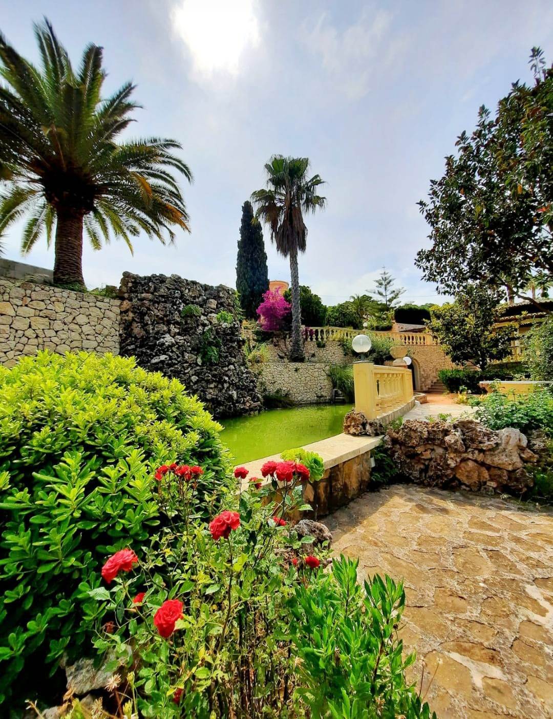 Se vende muy amplia villa con vistas al mar