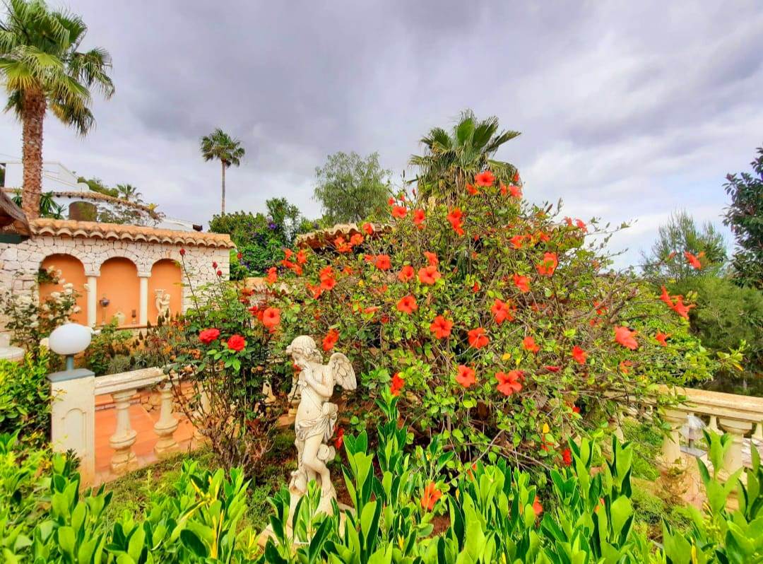 Se vende muy amplia villa con vistas al mar