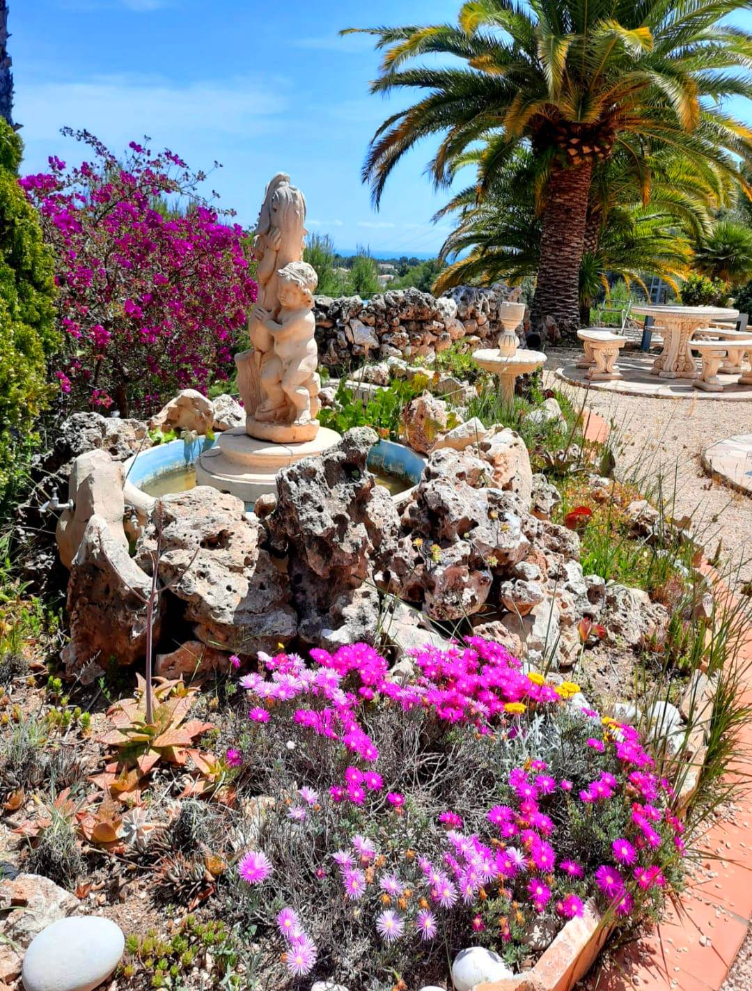 Se vende muy amplia villa con vistas al mar