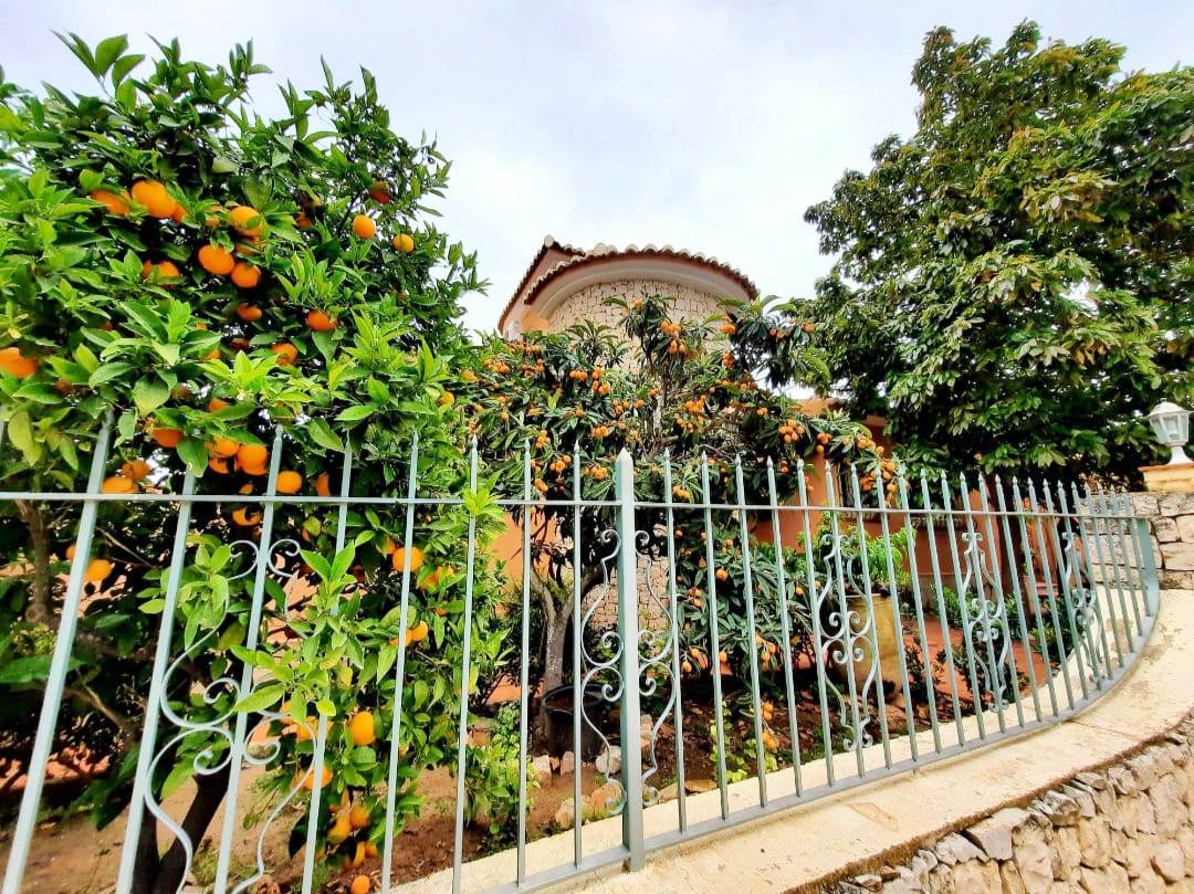 Se vende muy amplia villa con vistas al mar