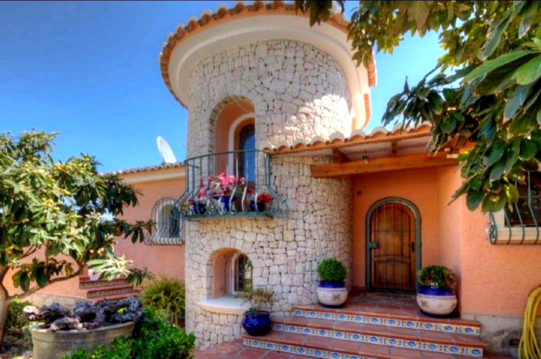 Se vende muy amplia villa con vistas al mar