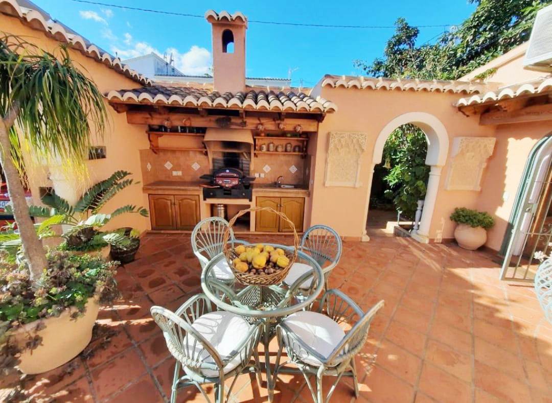 Se vende muy amplia villa con vistas al mar