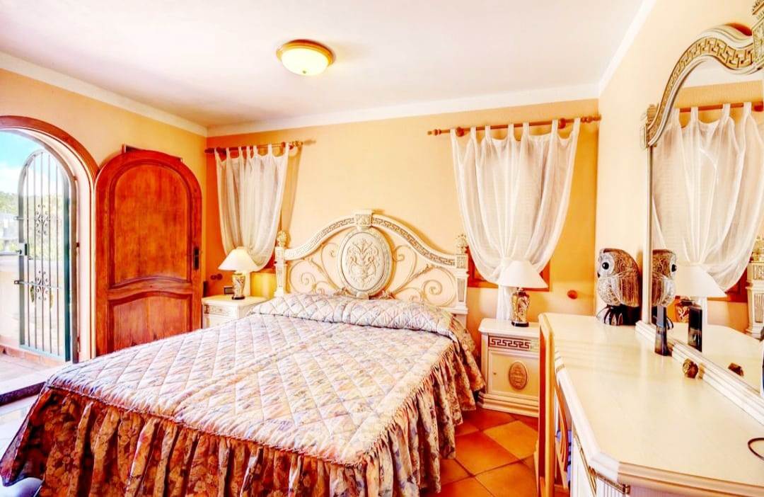 Se vende muy amplia villa con vistas al mar