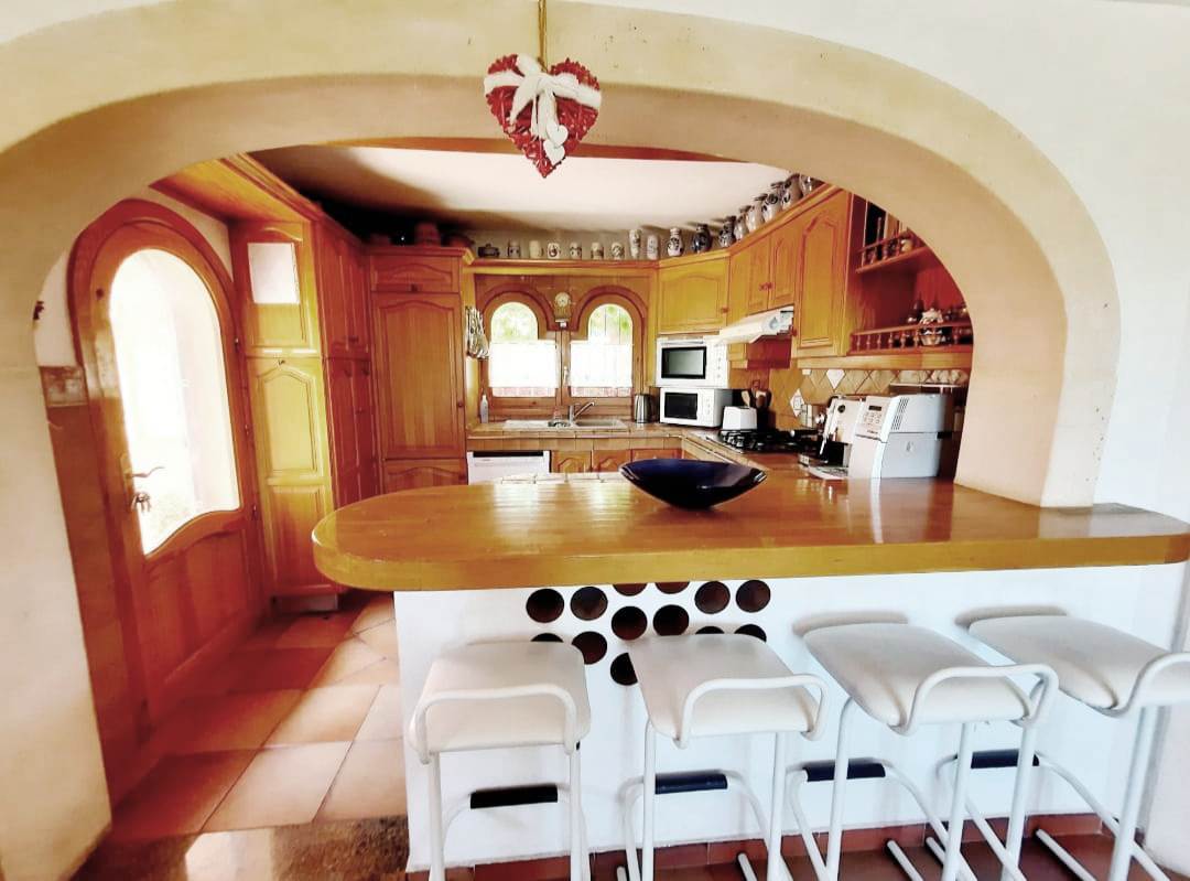 Se vende muy amplia villa con vistas al mar