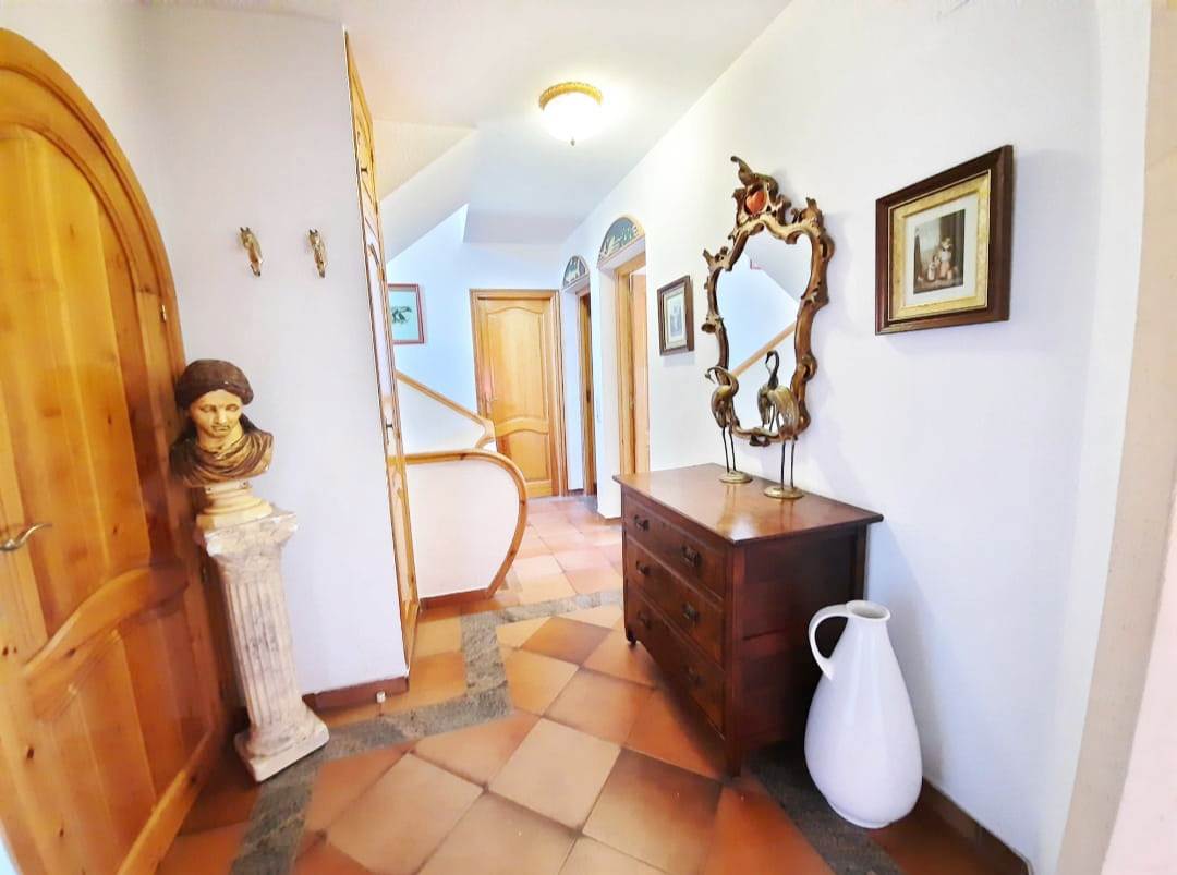 Se vende muy amplia villa con vistas al mar