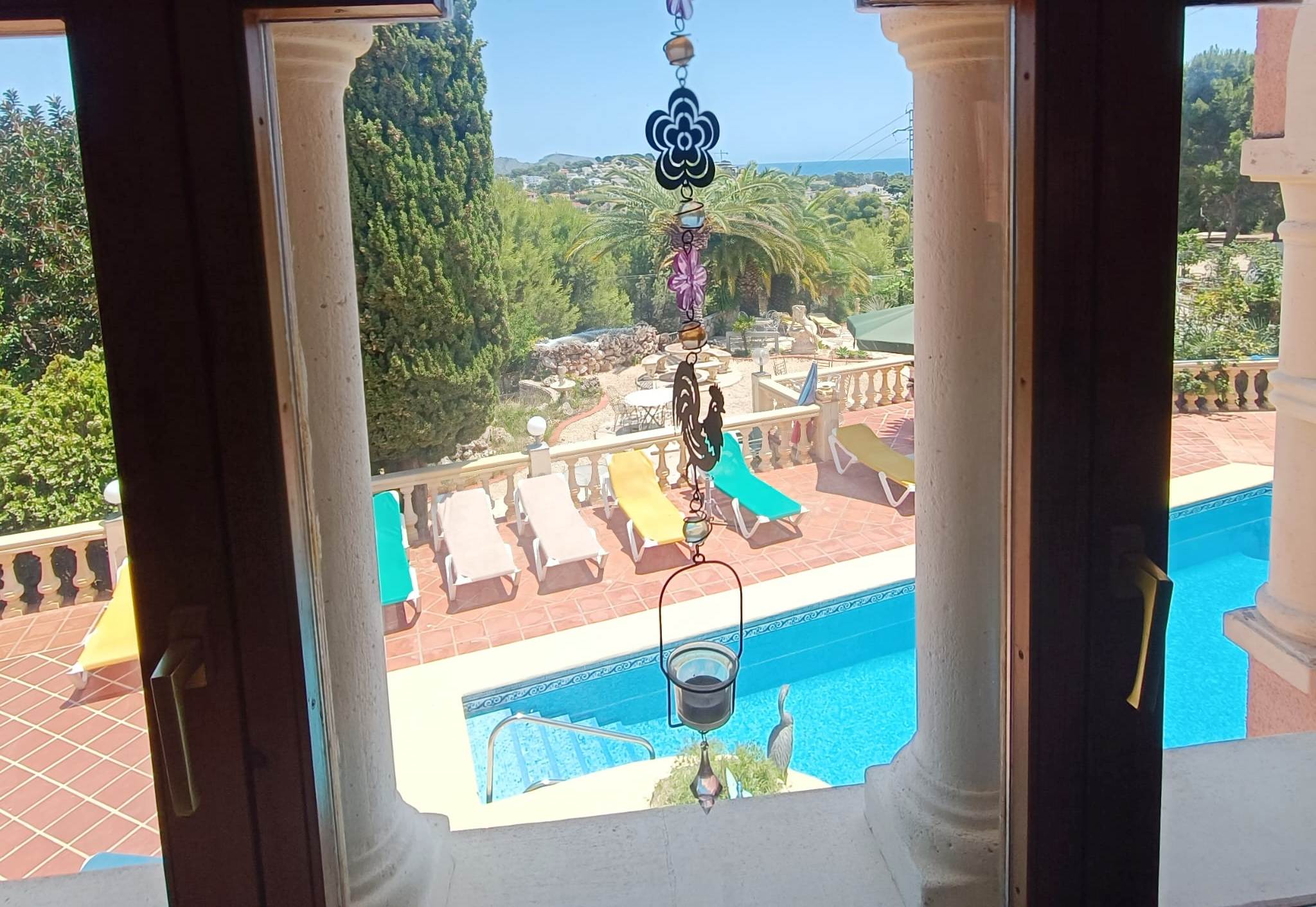Se vende muy amplia villa con vistas al mar
