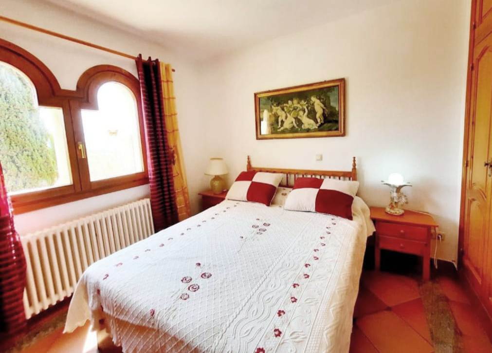 Se vende muy amplia villa con vistas al mar