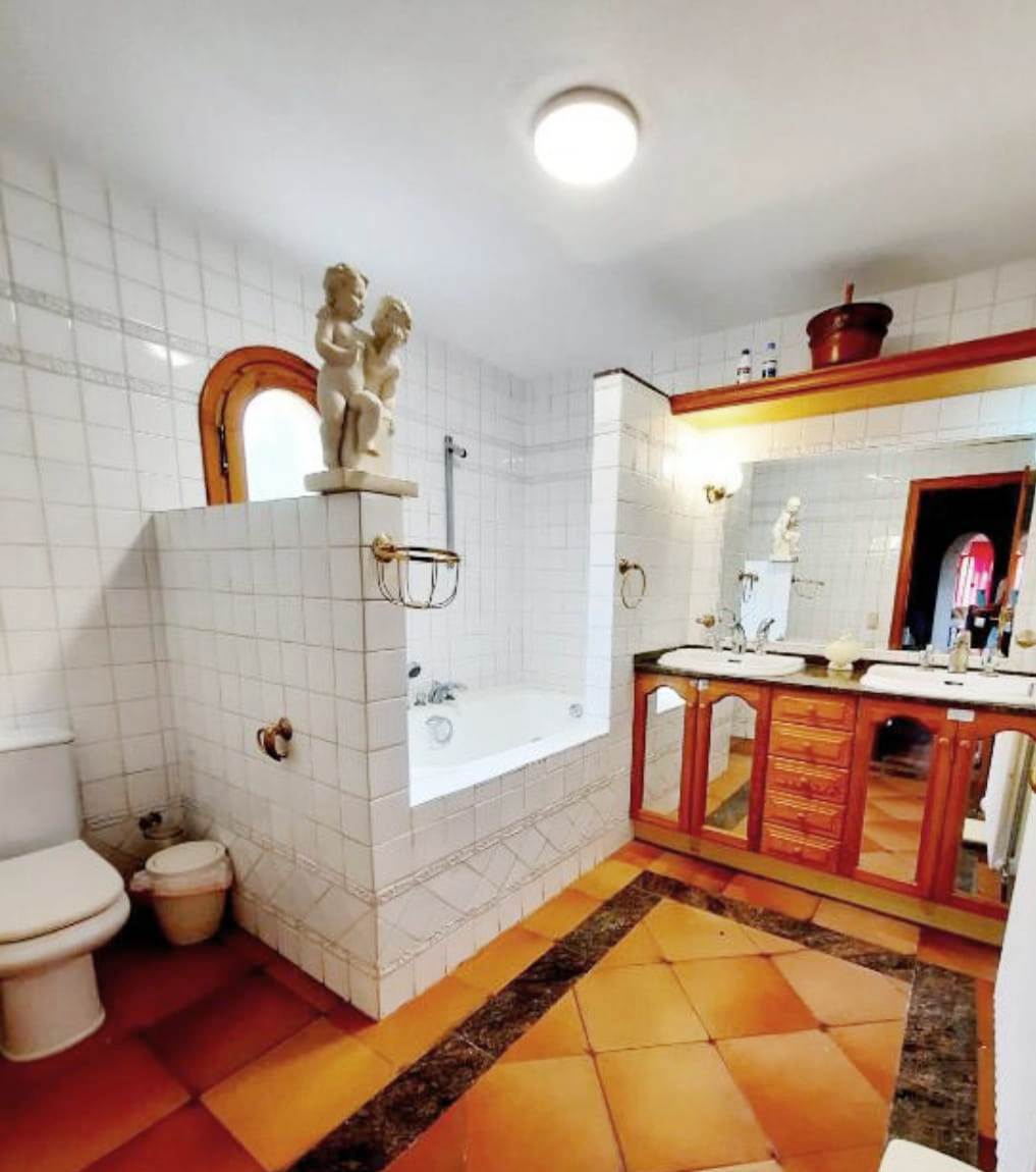 Se vende muy amplia villa con vistas al mar