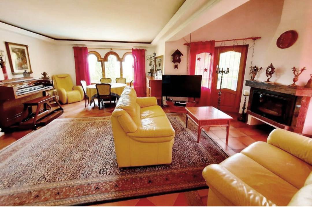 Se vende muy amplia villa con vistas al mar