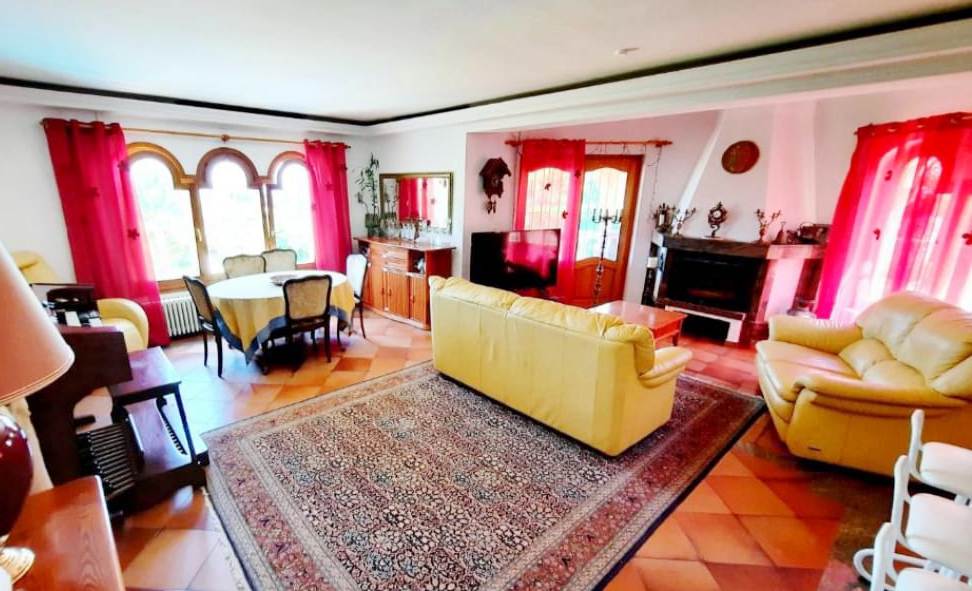 Se vende muy amplia villa con vistas al mar