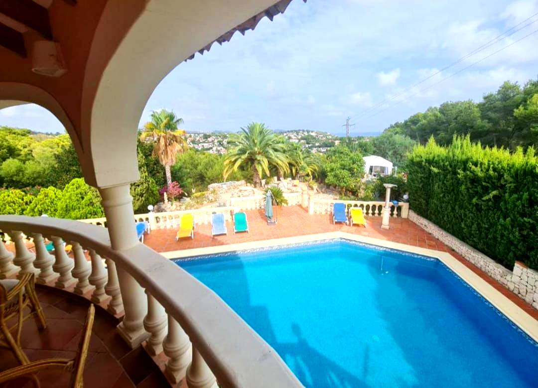Se vende muy amplia villa con vistas al mar