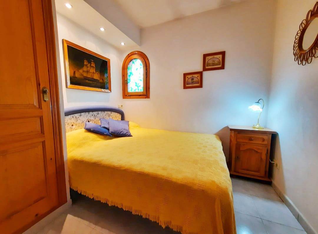 Se vende muy amplia villa con vistas al mar