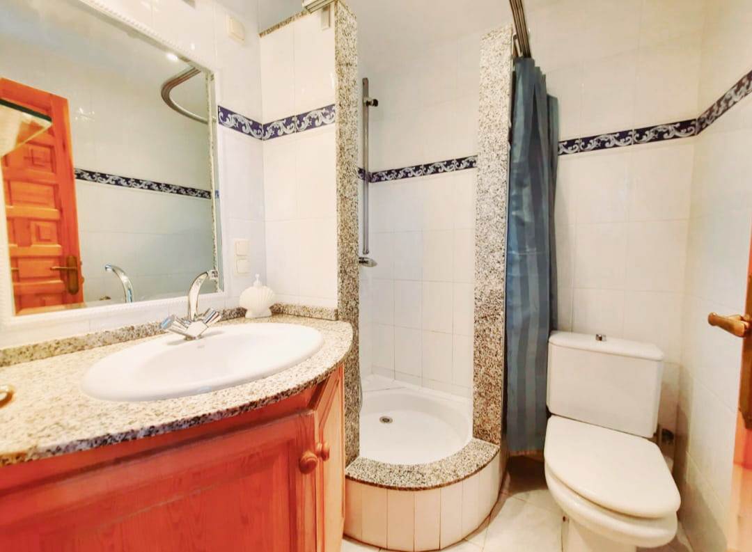 Se vende muy amplia villa con vistas al mar