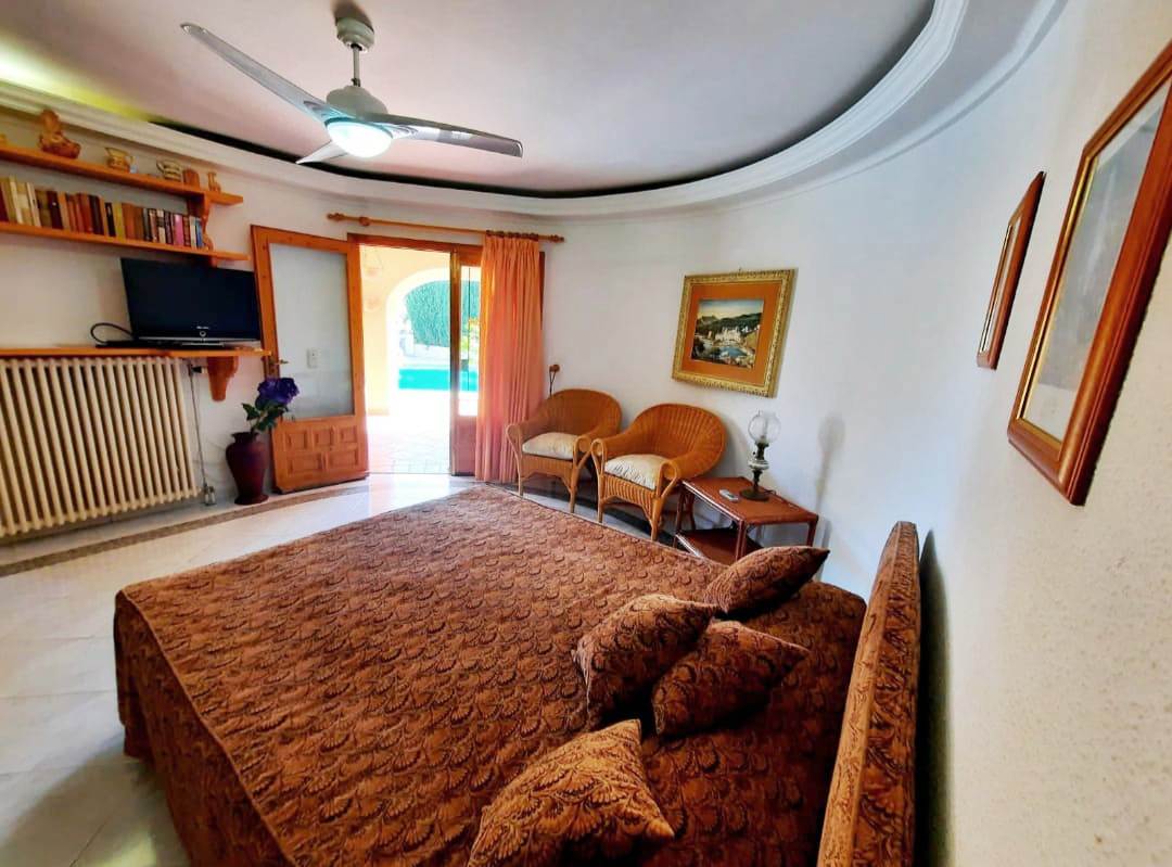 Se vende muy amplia villa con vistas al mar