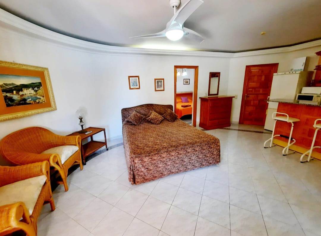 Se vende muy amplia villa con vistas al mar