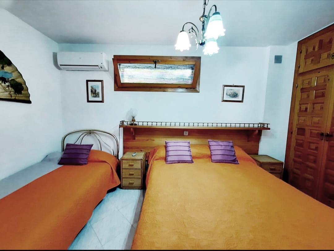 Se vende muy amplia villa con vistas al mar